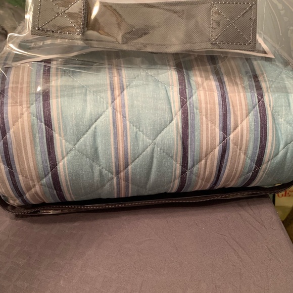 Madison Park Quilt and Sham set! - Picture 2 of 5